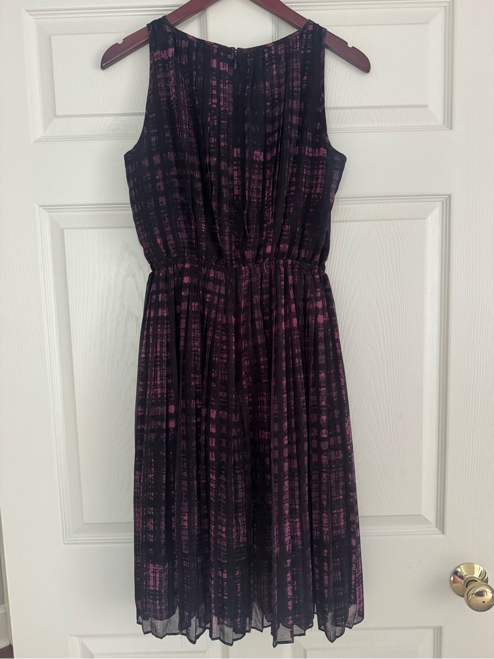 Banana Republic Black and Purple Pleated Midi Dress - Size 4 - Picture 2 of 6